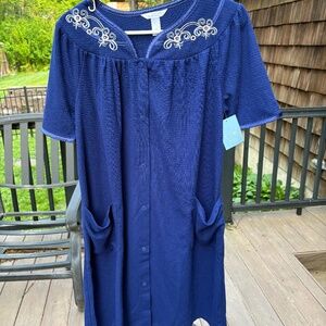 Adonna Sleepwear Viking Blu Snap front Short Sleeve Robe/house coat.  XS